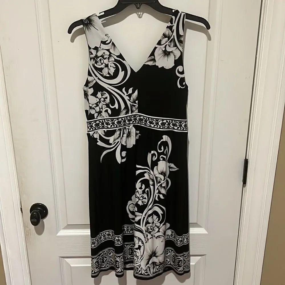 WHBM Black and white large floral print Dress size small
